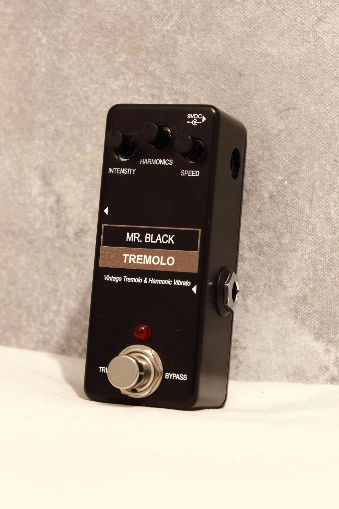 Mr. Black Mini Tremolo Pedal  Topshelf Instruments
