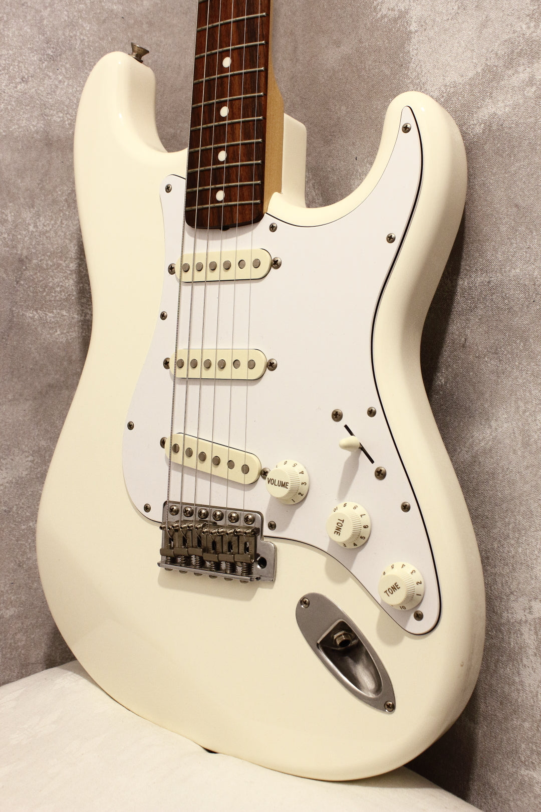 Fender Japan Stratocaster 2014年製　ストラト Fender Japan '62 Stratocaster ST62 Vintage White 2014 – Topshelf