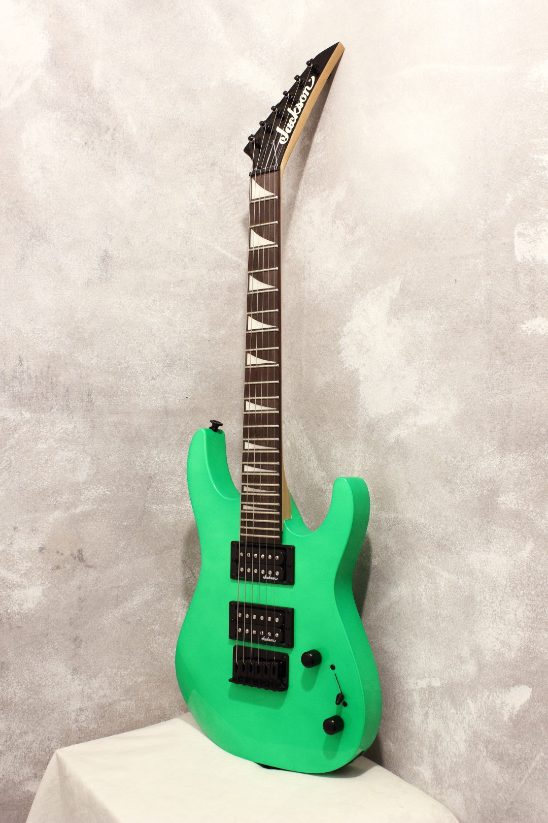 Jackson JS1X Dinky Minion Neon Green 2020 – Topshelf Instruments