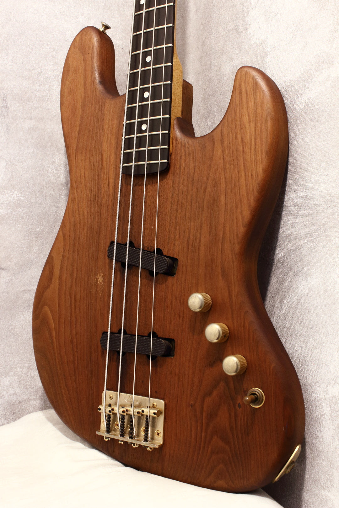 Moon JJ-4 Bass Natural Walnut 1991 – Topshelf Instruments