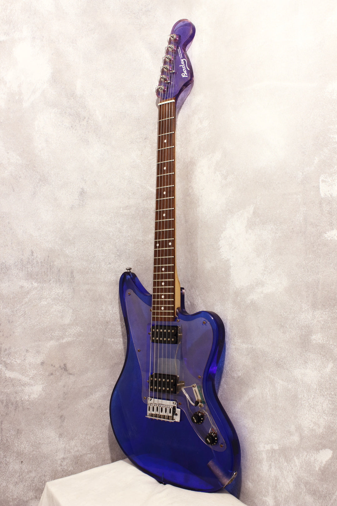 Barclay アコースティックギター ブルー Barclay 5004 Lucite Jag-Style Blue 1995 – Topshelf Instruments