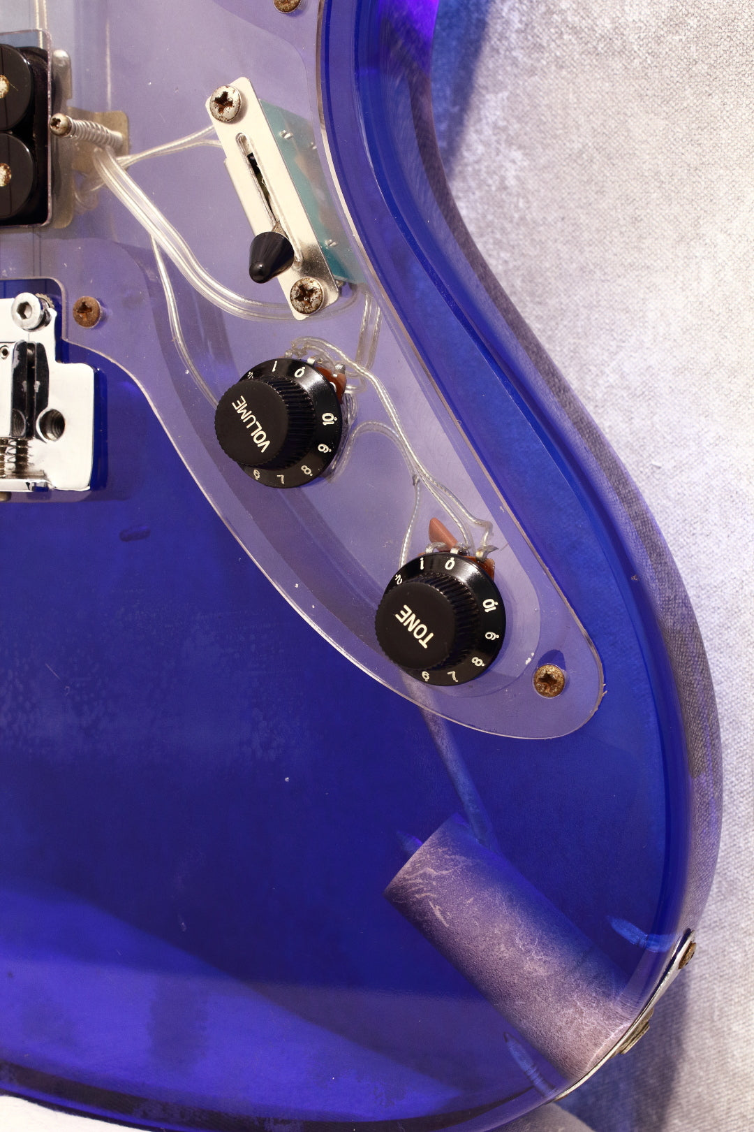 Barclay アコースティックギター ブルー Barclay 5004 Lucite Jag-Style Blue 1995 – Topshelf Instruments