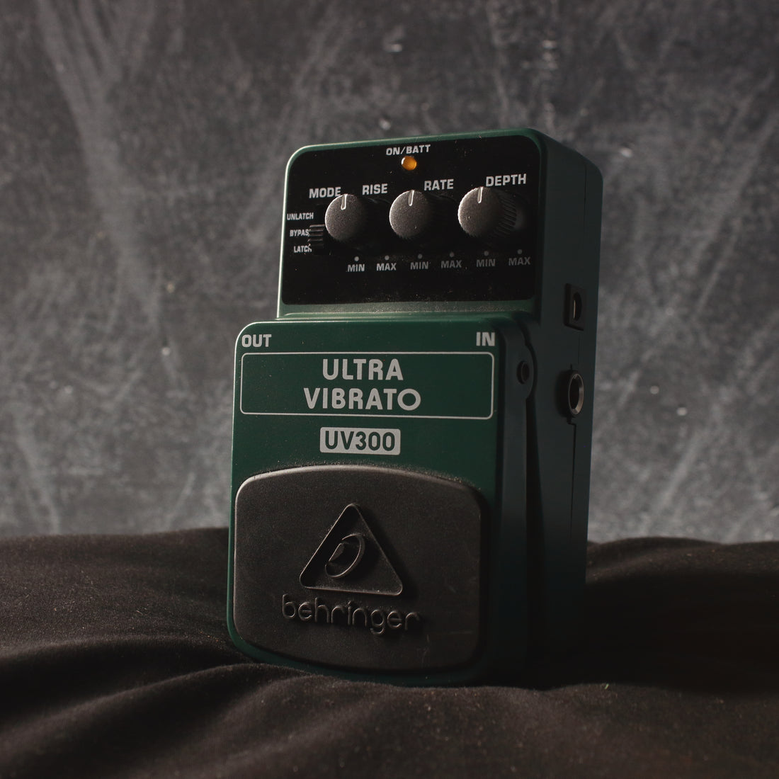 Behringer UV300 Ultra Vibrato Pedal – Topshelf Instruments