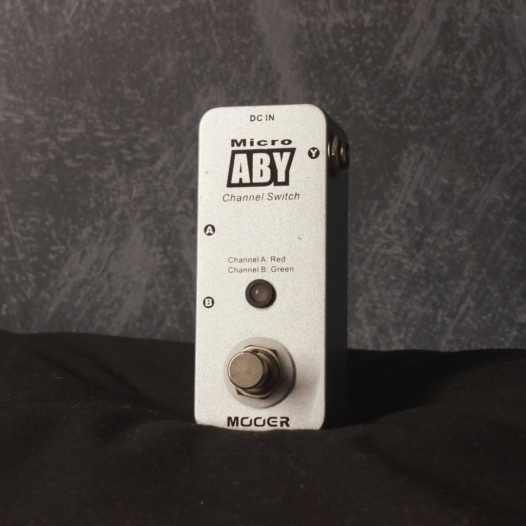 mooer aby pedal Mooer Micro ABY Channel Switch Pedal – Topshelf Instruments