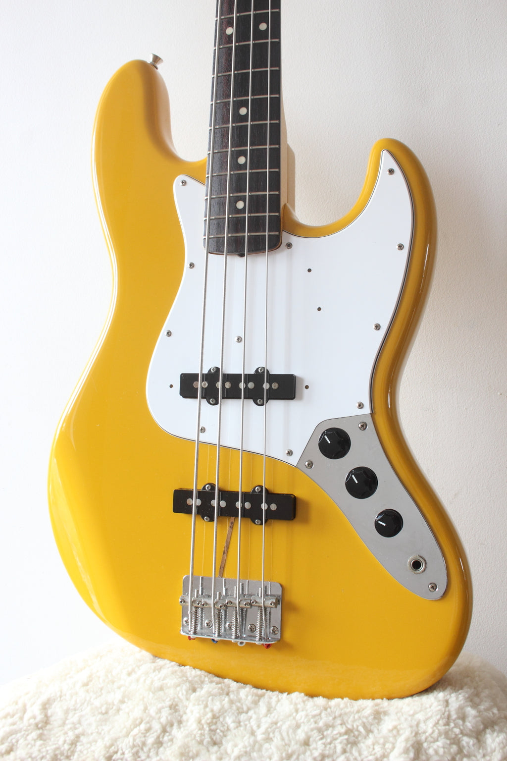 Fender Japan ‘62 Reissue Jazz Bass JB62-58 Rebel Yellow 1999-02