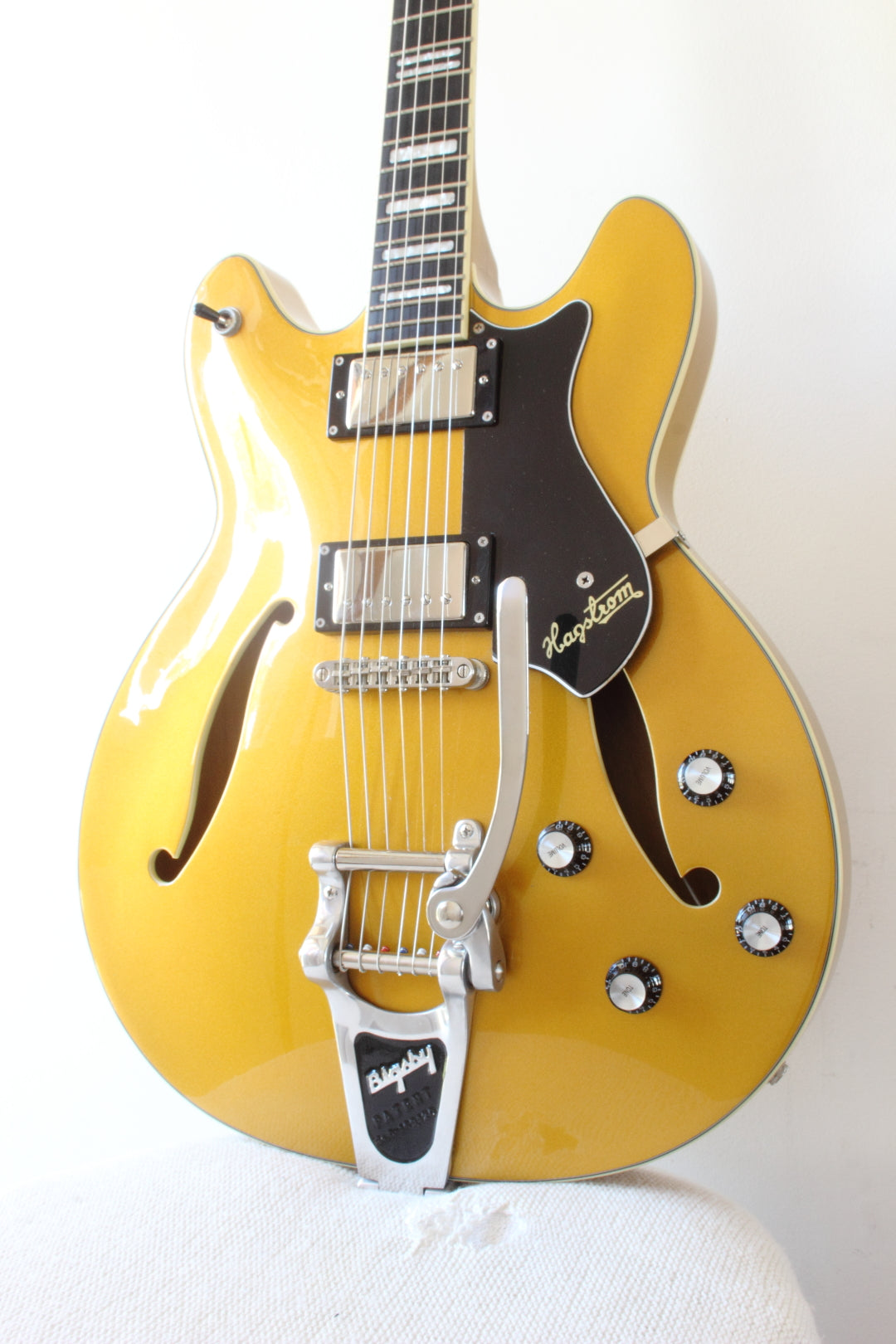 Hagstrom Viking Deluxe Semi-Hollow Gold 2007 – Topshelf Instruments
