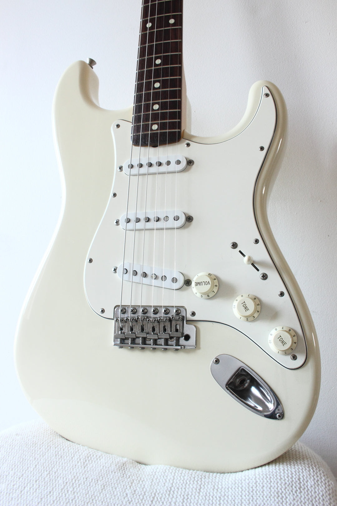 Fender Japan '62 Reissue Stratocaster ST62-70TX Vintage White 1997-00