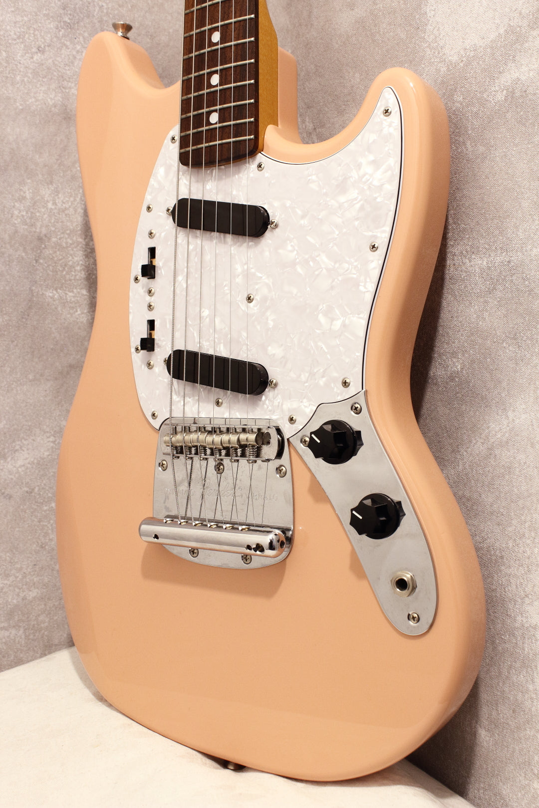 Fender Made In Japan Traditional 70s Mustang Flamingo Pink 2017