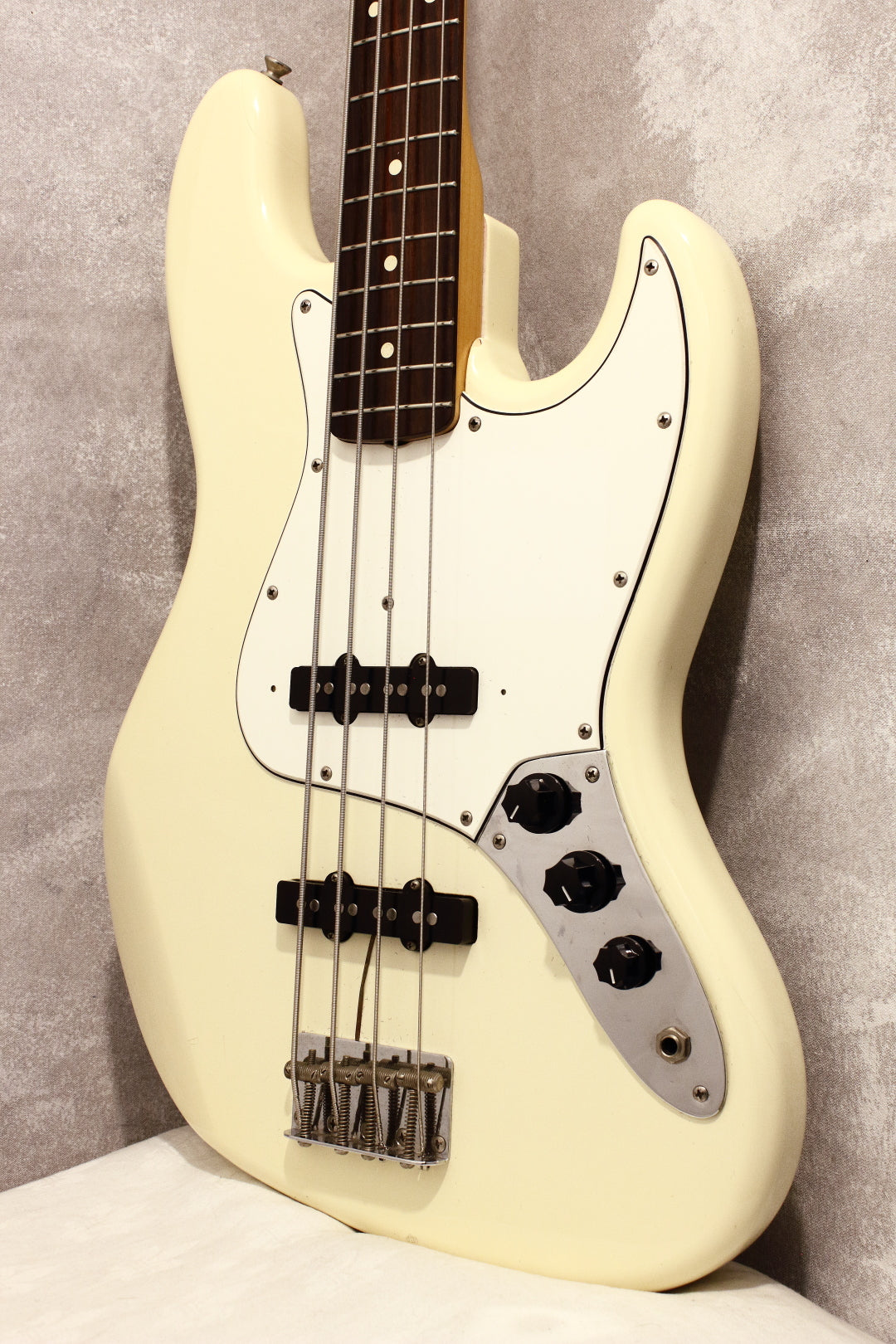 Fender Japan '62 Jazz Bass JB62-75 Vintage White JV Serial 1982