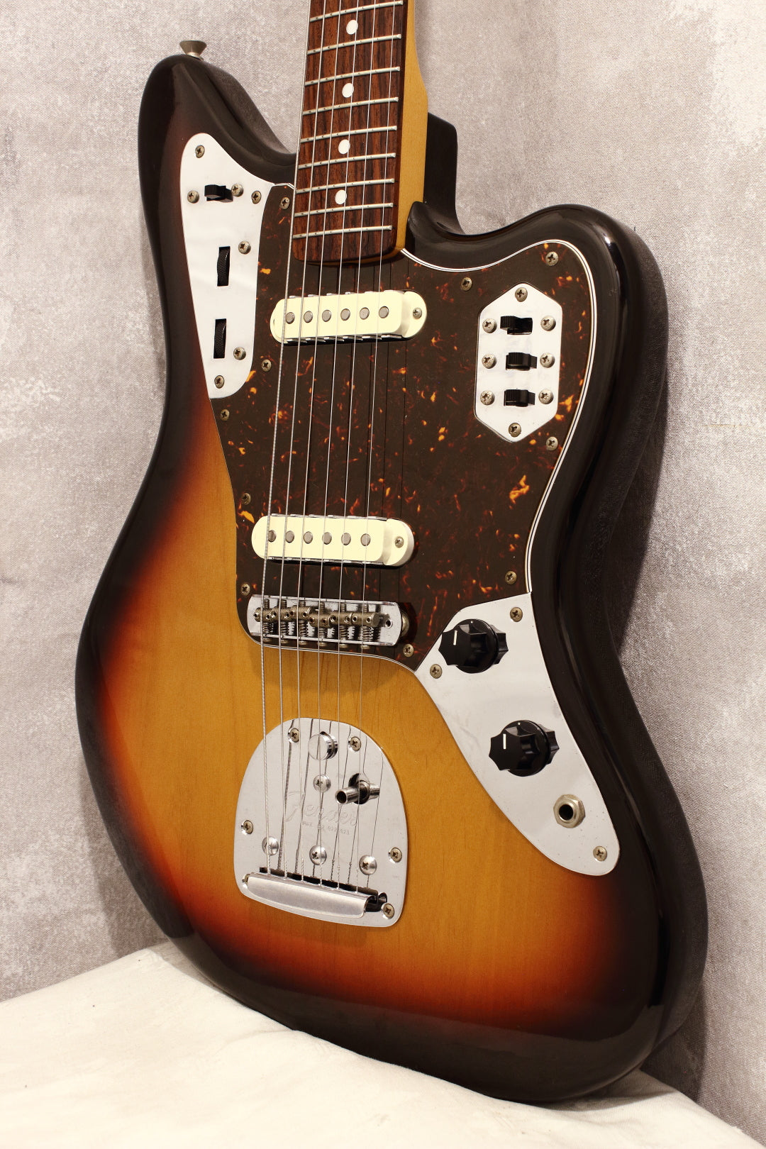 reina　　Fender Jaguar サンバースト　JG66-85 Fender Japan Jaguar Guitar JG66-85 3-Tone Sunburst Large Head Made