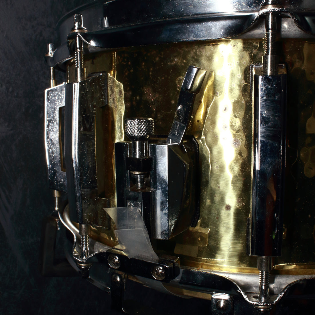 Pearl Hammered Brass Shell snare drum, made in Japan, ser. no. 491108, with  14 head and 6 shell