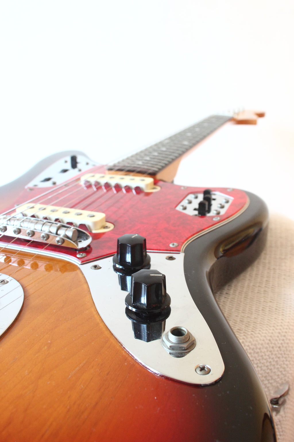 Fender Japan Jaguar JG66-85 Sunburst 1997-00 – Topshelf Fender Japan Jaguar JG66-85 Sunburst 1997-00 – Topshelf