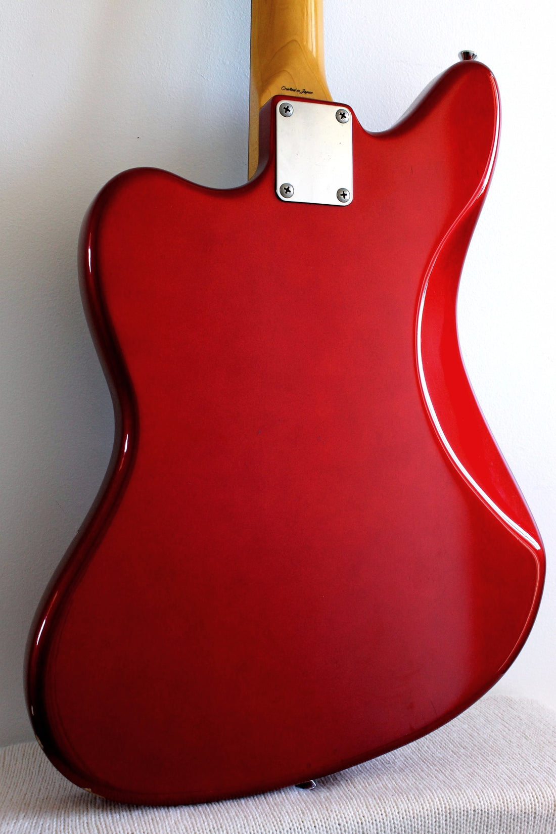 Used Fender Jaguar '66 Reissue Candy Apple Red Black Guard