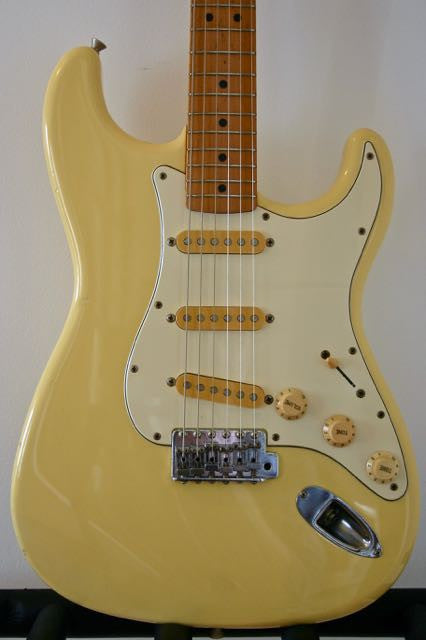 Used Fender Stratocaster '72 Reissue Yellow-White