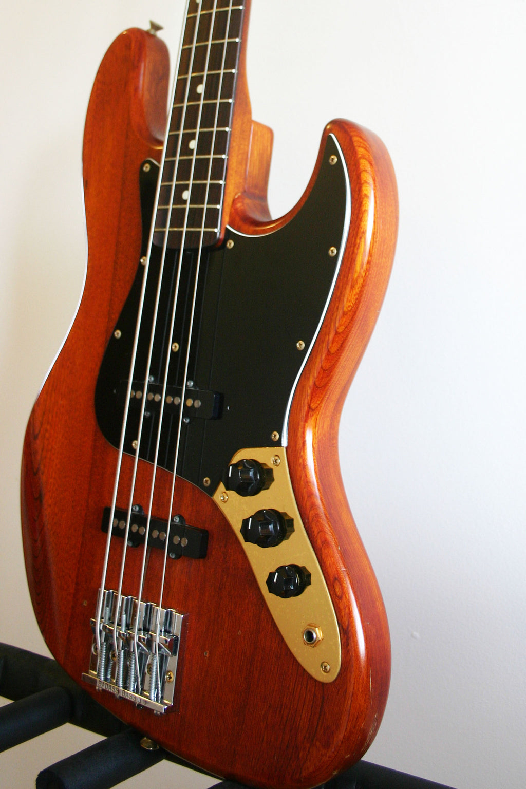 Used Fender Jazz Bass 62 Reissue Walnut Gold Hardware