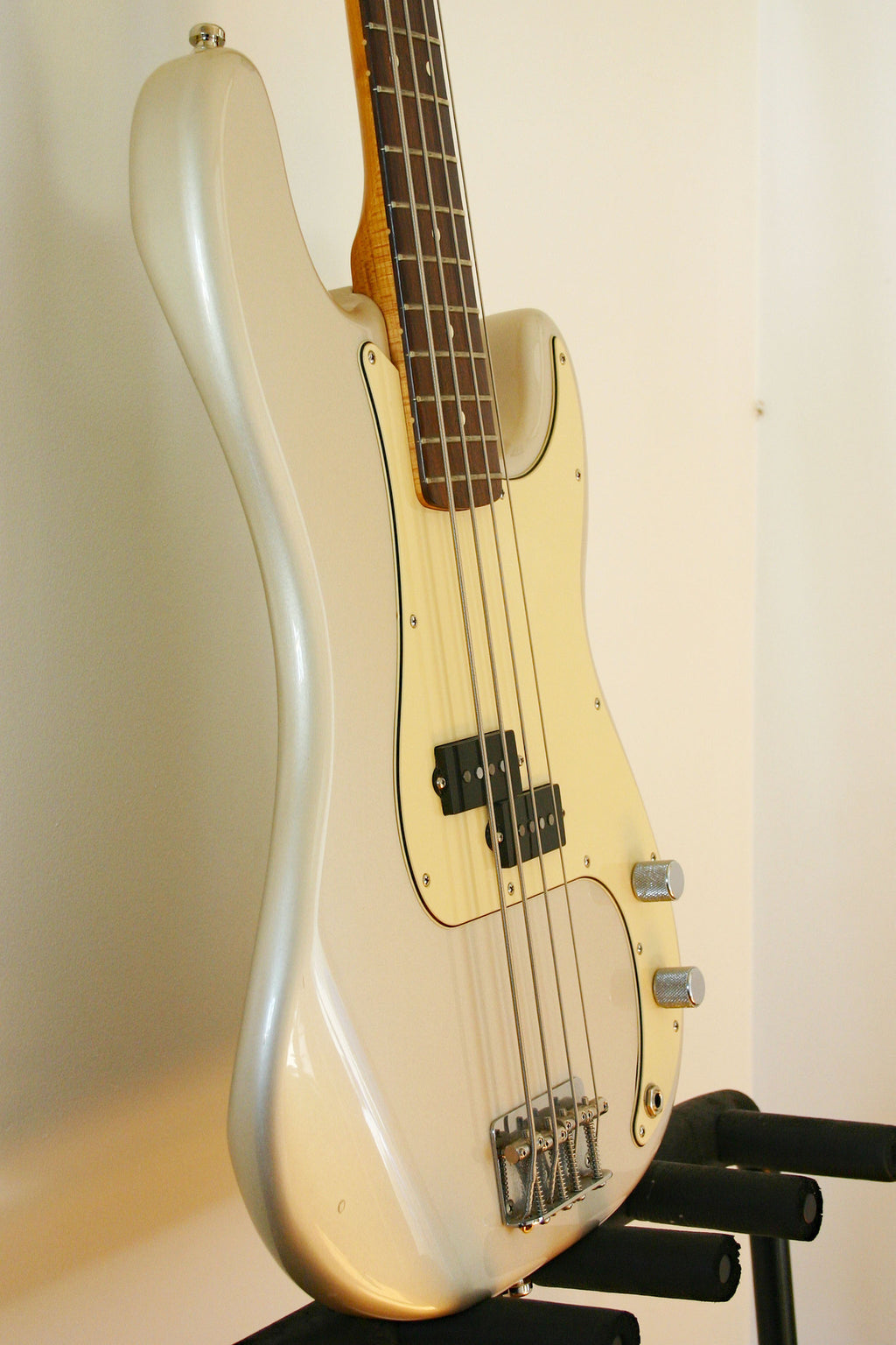 Used Fender Precision 60th Anniversary Blizzard Pearl