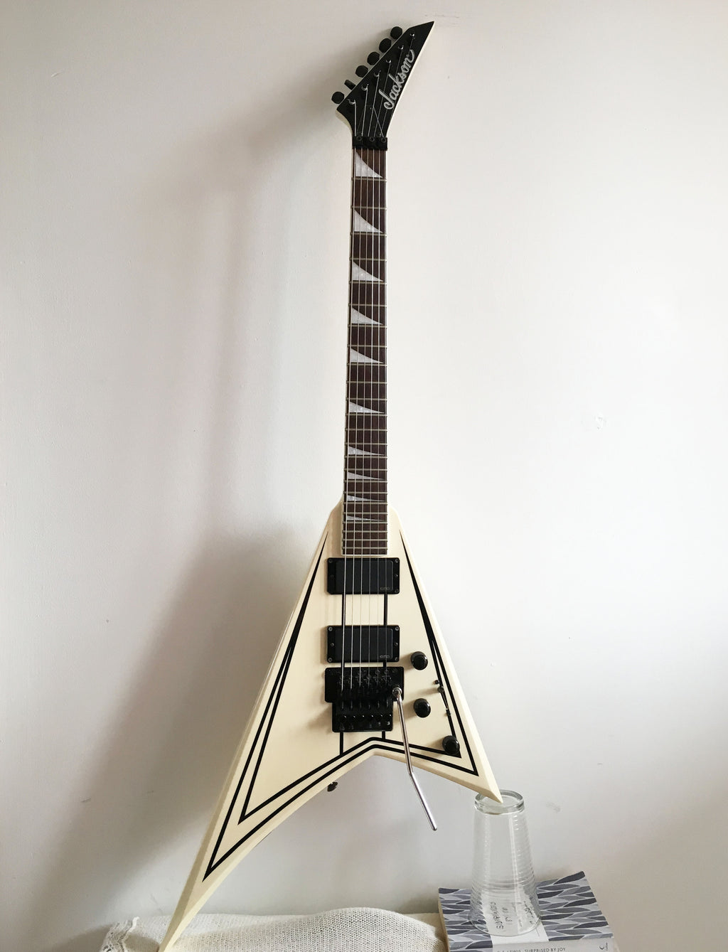 Used Jackson RRXMG Randy Rhoads V Snow White