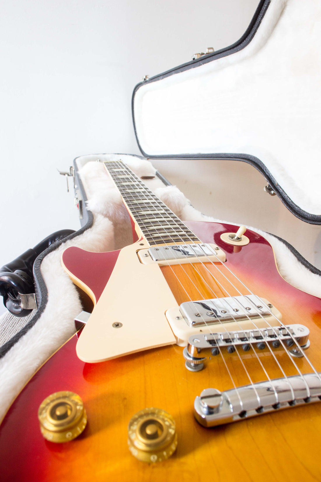 Gibson Left-Handed Les Paul Deluxe Cherry Sunburst 1979