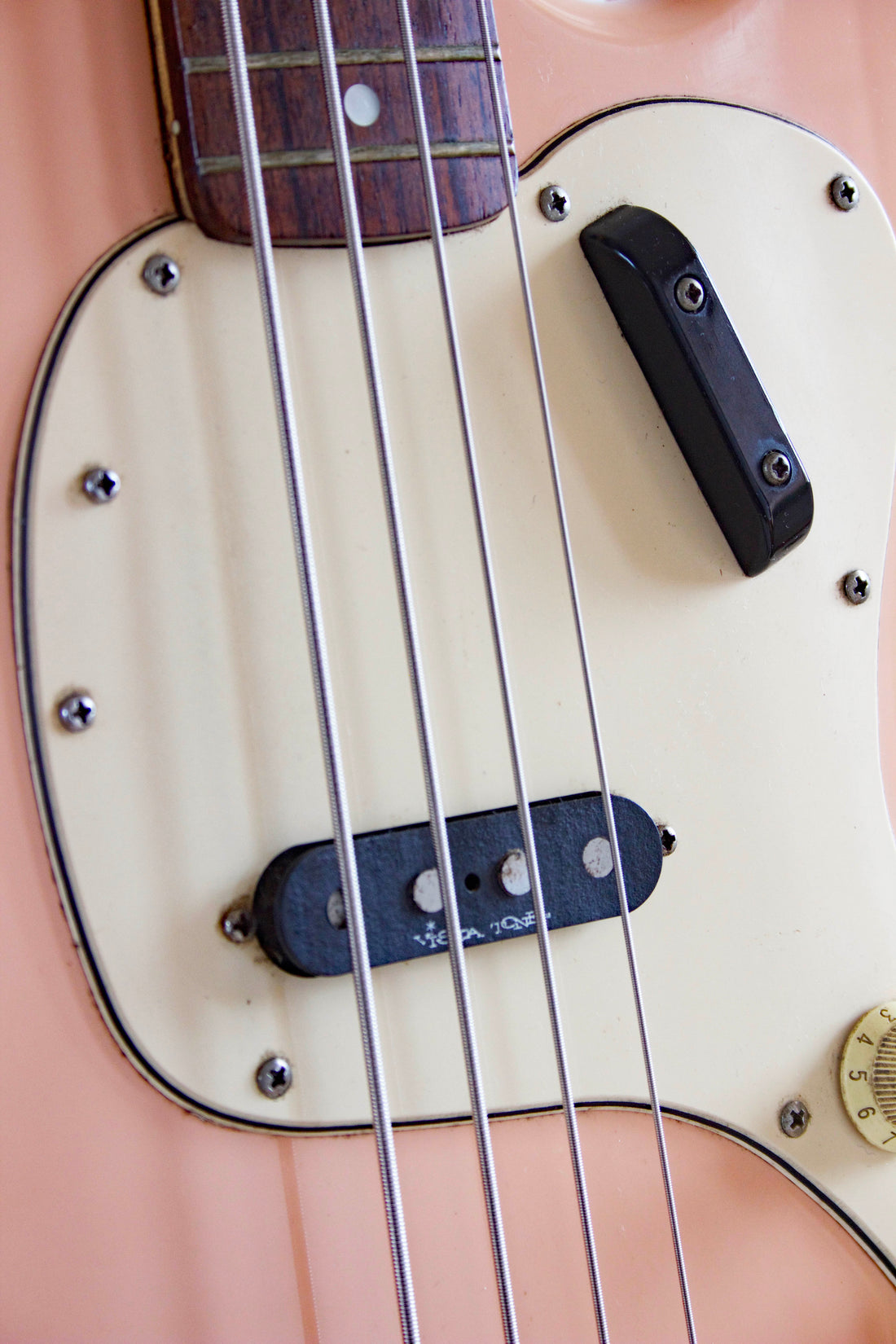 Squier Vista Series Musicmaster Bass Shell Pink