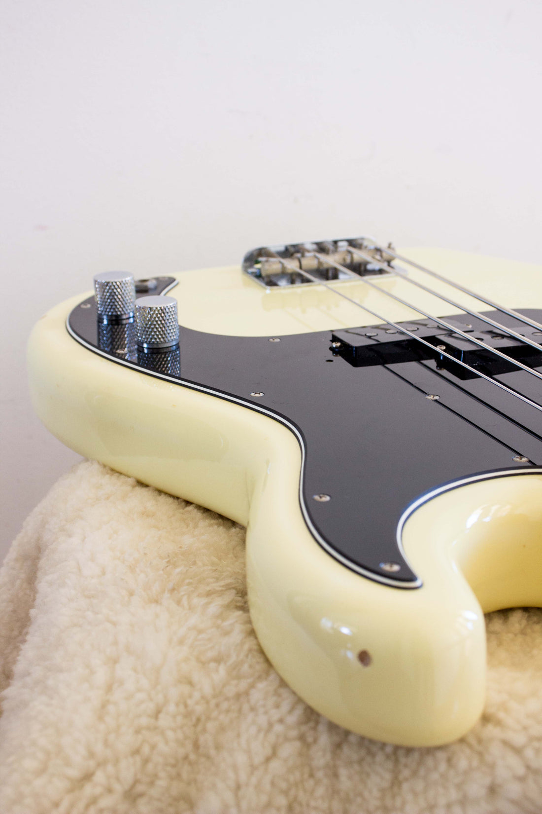 Fender Japan '70 Reissue Precision Bass PB70-70US Olympic White 1996