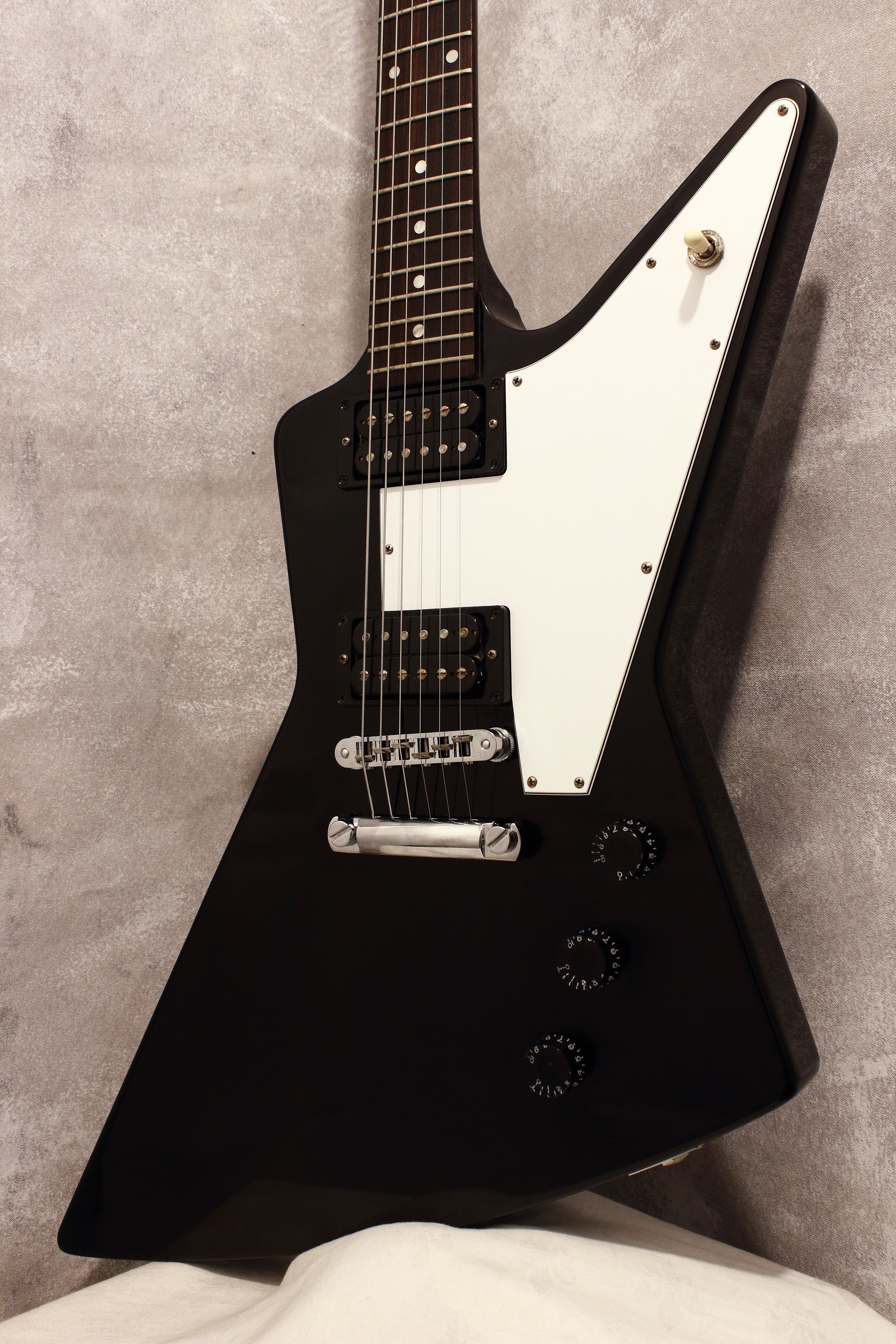 Gibson '76 Explorer Ebony 2008 – Topshelf Instruments