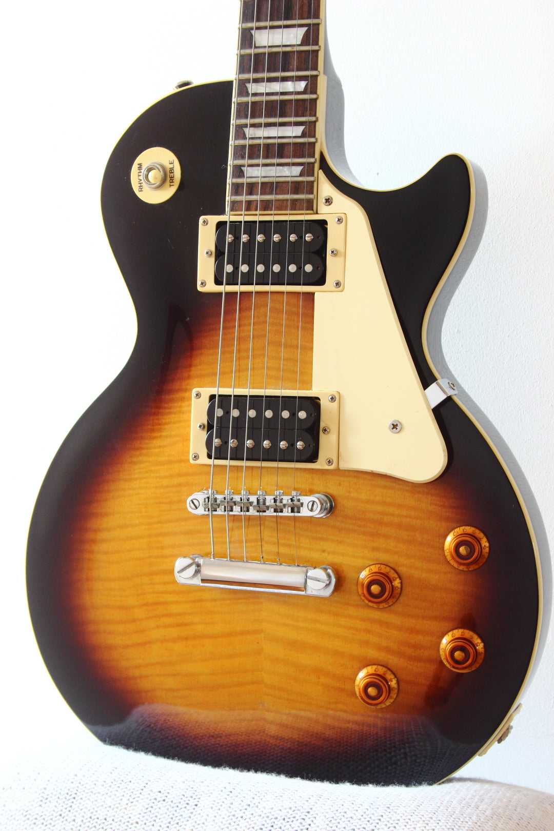epiphone tobacco sunburst les paul Just arrived 50's Standard in Sunburst. The quality of these new ones have been incredibly good! This one is. BStock blemish. Buy for less and still get the Powered by ProBucker humbuckers with 50s style wiring and CTS electronics Epiphone Inspired by Gibson Custom