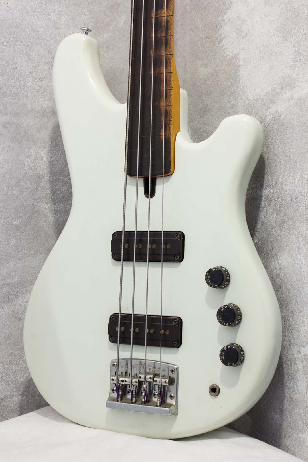 Yamaha Super Bass SB500S Fretless White 1981